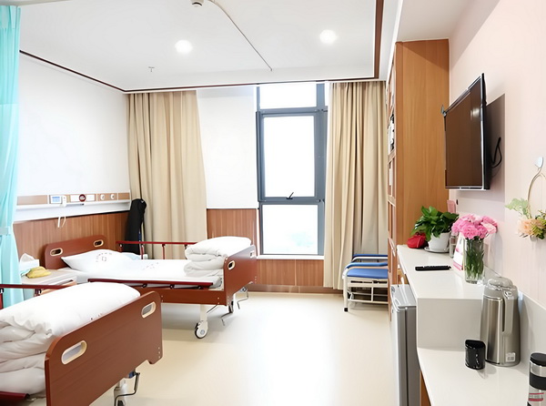 演硬汉成名却情路坎坷，8年不敢谈恋爱，遇小10岁的她成宠妻狂魔